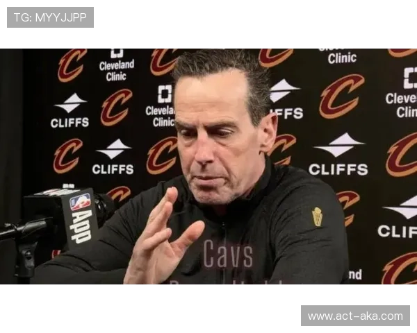 阿特金森盛赞哈登组织阿伦护框